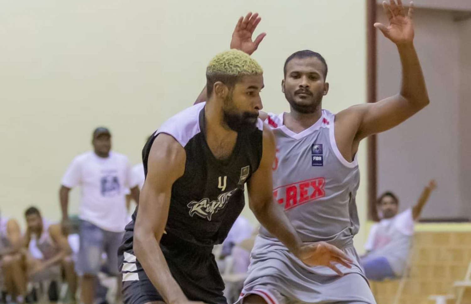 ކޮބީ ބޯޅަ ހިފައިގެންދާން މަސައްކަތް ކުރަނީ