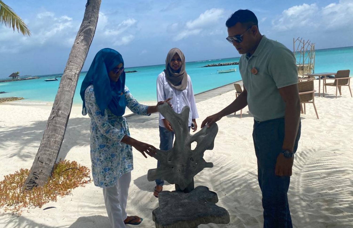 ނާއީ (ވ) އާއި މުނާ (މ) ރިސޯޓުގެ މެނޭޖަރާ އެކުގައި: އަންހެނުން ރިސޯޓް ދާއިރާގައި އުޅެން ނުވާނެ ކަމަށް ބުނާ ވިސްނުމާ އެ ދެ މީހުން ދެކޮޅު.