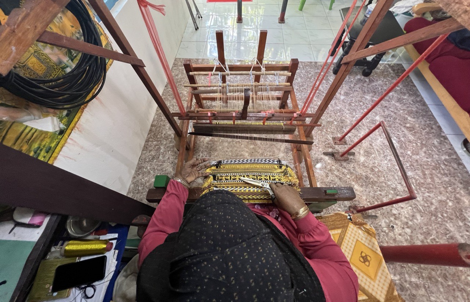 ފާއިޒާ، އޭނާގެ ގޭގައި ތުނޑުކުނާ ވިޔަނީ.-- ފޮޓޯ: އަމާނީ އަބްދުﷲ/ މިހާރު