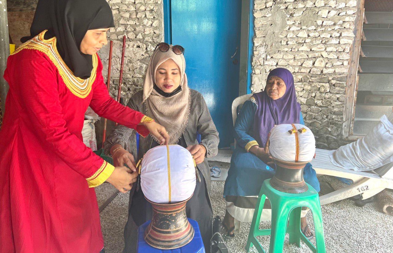 މަރިޔަމް އިސްމާއިލް އާއި އޭނާގެ ދަރިފުޅު އަފީފާ، ގަތާފައި ބޭނުންކޮށްގެން ކަސަބު ބޯވަޅު ހަދާނެ ގޮތް މީހަކަށް ކިޔައިދެނީ-- ފޮޓޯ: އަމާނީ އަބްދުﷲ/ މިހާރު