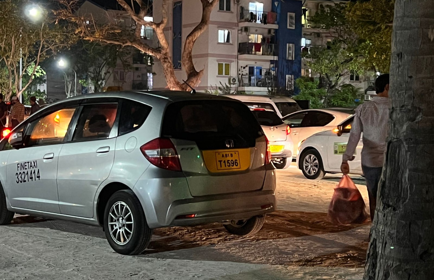 ހުޅުމާލެ ރުއްގަނޑު ސަރަހައްދުގައި ޓެކްސީ ޑްރައިވަރުން އިހުތިޖާޖުކުރަނީ.-- ފޮޓޯ: މިހާރު