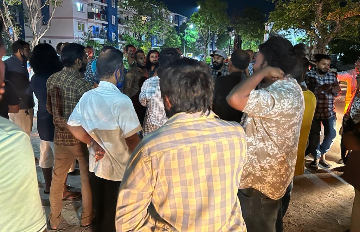 ހުޅުމާލެ ރުއްގަނޑު ސަރަހައްދުގައި ޓެކްސީ ޑްރައިވަރުން އިހުތިޖާޖުކުރަނީ.-- ފޮޓޯ: މިހާރު