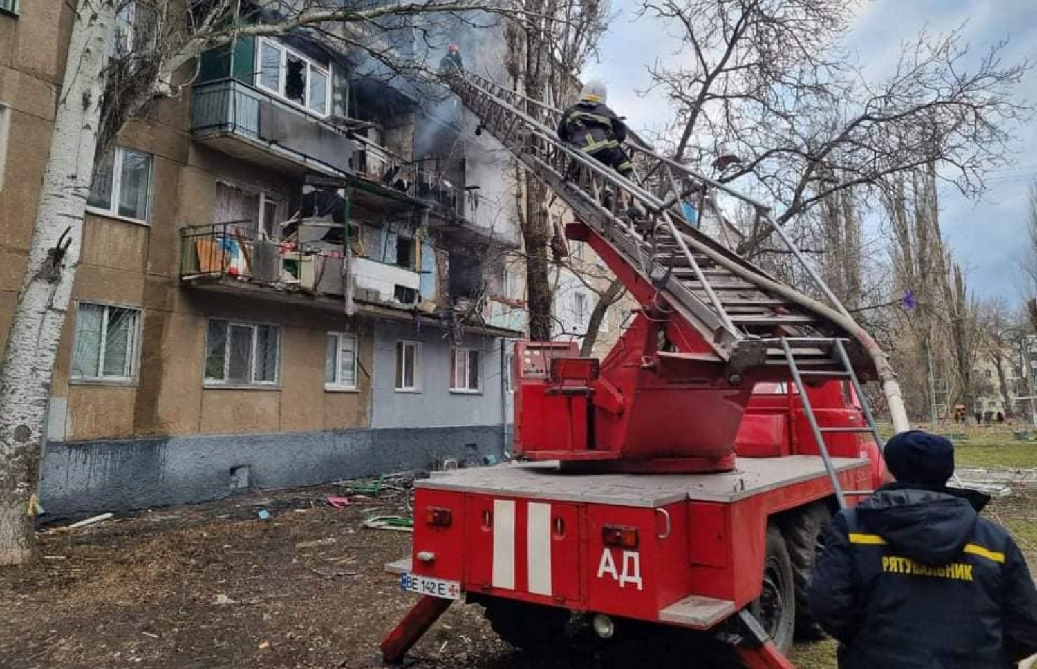 ރަޝިޔާ އިން ޔޫކްރޭނާ ދެކޮޅަށް ހަނގުރާމައިގައި ޔޫކްރޭންގެ ވެރިރަށް ކިޔޭވްގެ އިމާރާތެއް ހަލާކުވެފައިވާ އިރު، އެތަނުން އަލިފާން ނިއްވުމަށް މަސައްކަތް ކުރަނީ. --އޭއެފްޕީ