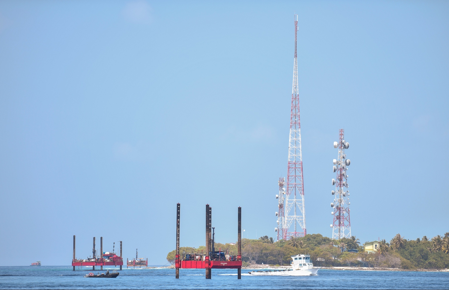 މާލެ، ވިލިމާލެ، ތިލަފުށި އަދި ގުޅިފަޅު ގުޅުވާލާ "ގްރޭޓާ މާލެ ކަނެކްޓިވިޓީ ޕްރޮޖެކްޓް" ނުވަތަ "ތިލަމާލެ" ބްރިޖު ސާވޭއަށް ވިލިނގިއްޔާ މާލެ ދެމެދު ޕްލެޓްފޯމްތަކެއް ބަހައްޓައިގެން މަސައްކަތް ކުރަނީ--. ފޮޓޯ: ނިޝާން އަލީ/މިހާރު