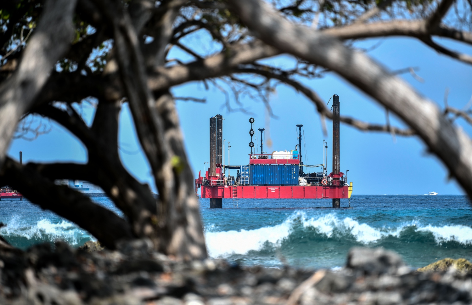 ތިލަމާލެ ބްރިޖުގެ ސާވޭއަށް ވިލިމާލެ ކައިރީ ބަހައްޓާފައި ހުރި ޕްލެޓްފޯމެއް: އެ މަޝްރޫއު އަށް ވިލިމާލޭގެ ސައިޓެއްގެ ގޮތުގައި ބޭނުންކުރަނީ އެ އަވަށުގެ ސިނައީ ސަރަހައްދު.-- ފައިލް ފޮޓޯ: ނިޝާން އަލީ/ މިހާރު