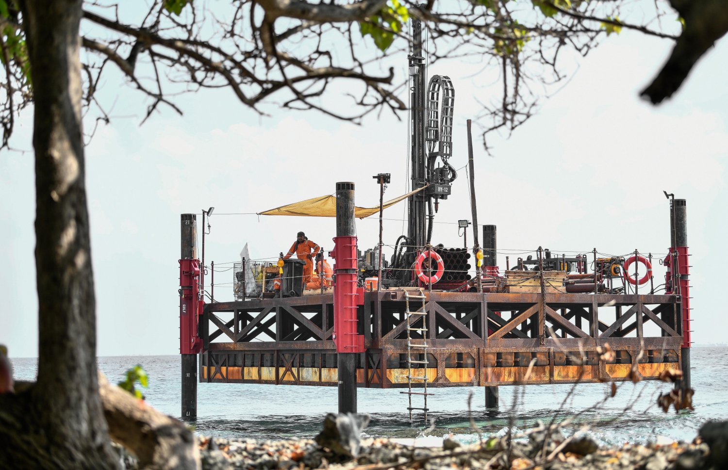 ތިލަމާލެ ބްރިޖުގެ ސާވޭއަށް ވިލިނގިއްޔާ މާލެ އާ ދެމެދު ޕްލެޓްފޯމްތަކެއް ބަހައްޓައިގެން މަސައްކަތް ކުރަނީ --. ފޮޓޯ: ނިޝާން އަލީ/މިހާރު