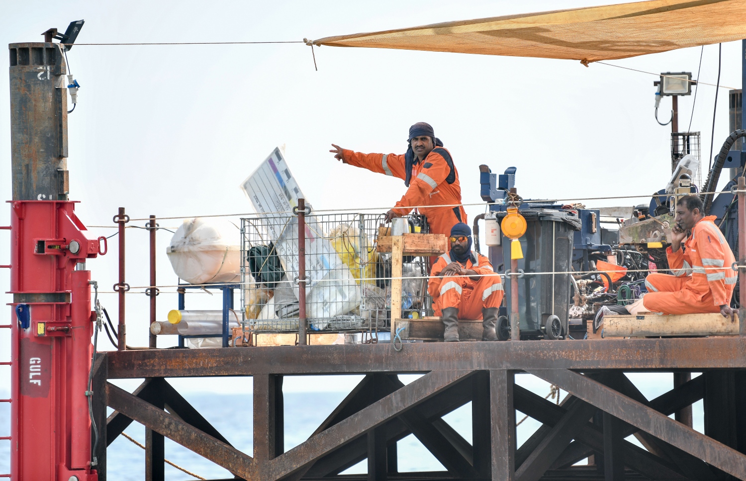 ވިލިމާލެ އާއި މާލެއާ ދެމެދު ޕްލެޓްފޯމް އަޅައިގެން ބްރިޖުގެ މަސައްކަތްކުރަނީ -- ފޮޓޯ: ނިޝާން އަލީ | މިހާރު