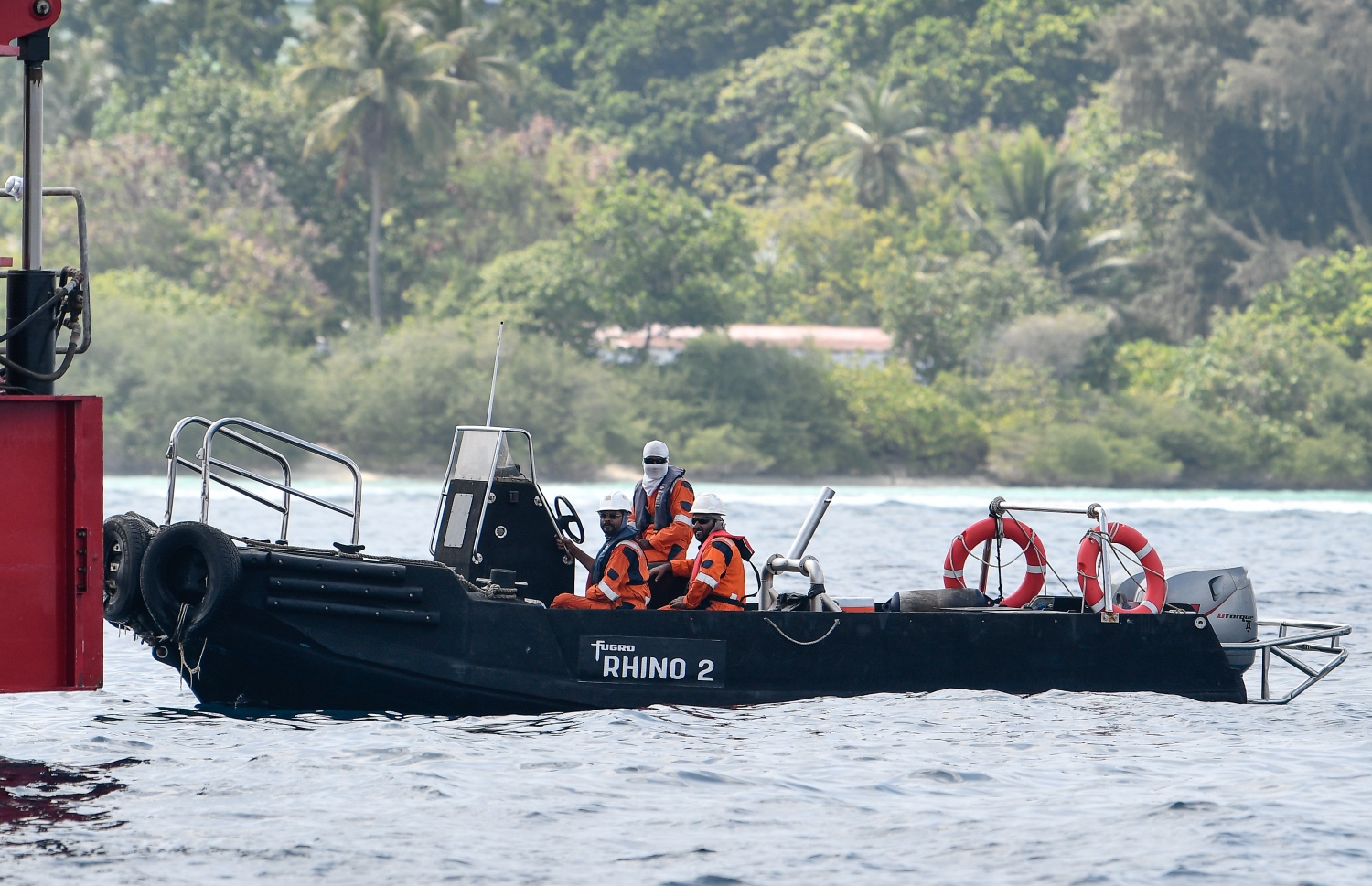 ތިލަމާލެ ބްރިޖުގެ ސާވޭގެ މަސައްކަތް ކުރުމަށް ބަހައްޓާފައި ހުރި ޕްލެޓްފޯމްތަަކަށް މަސައްކަތު މީހުން އުފުލަން ބޭނުން ކުރާ ލޯންޗެއް،"ގްރޭޓާ މާލެ ކަނެކްޓިވިޓީ ޕްރޮޖެކްޓް" ނުވަތަ "ތިލަމާލެ" ބްރިޖު އެޅުމުގެ މަސައްކަތް ހަވާލު ކޮށްފައި ވަނީ އިންޑިއާގެ އެފްކޮންސް އިންފްރާސްޓްރަކްޗާ ކުންފުންޏާ-- ފޮޓޯ: ނިޝާން އަލީ/މިހާރު