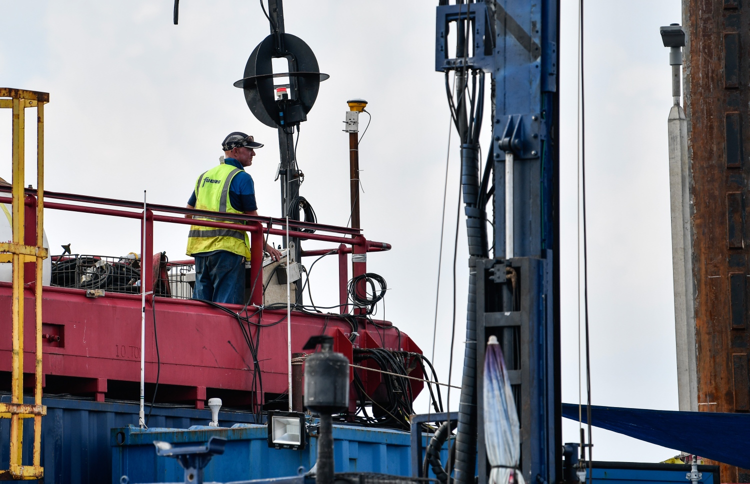 ތިލަމާލެ ބްރިޖުގެ ސާވޭއަށް ވިލިނގިއްޔާ މާލެ އާ ދެމެދު ޕްލެޓްފޯމް އަޅައިގެން މަސައްކަތްކުރަނީ، ފިޔަވަހިތަކަކަށް ބަހާލައިގެން މަސައްކަތް ކުރިއަށް ގެންދާ މި ބްރިޖުގެ ފުރަތަމަ ފިޔަވަހީގައި މާލެ އާއި ވިލިމާލެއާ ގުޅުވައިލާނެ --. ފޮޓޯ: ނިޝާން އަލީ/މިހާރު