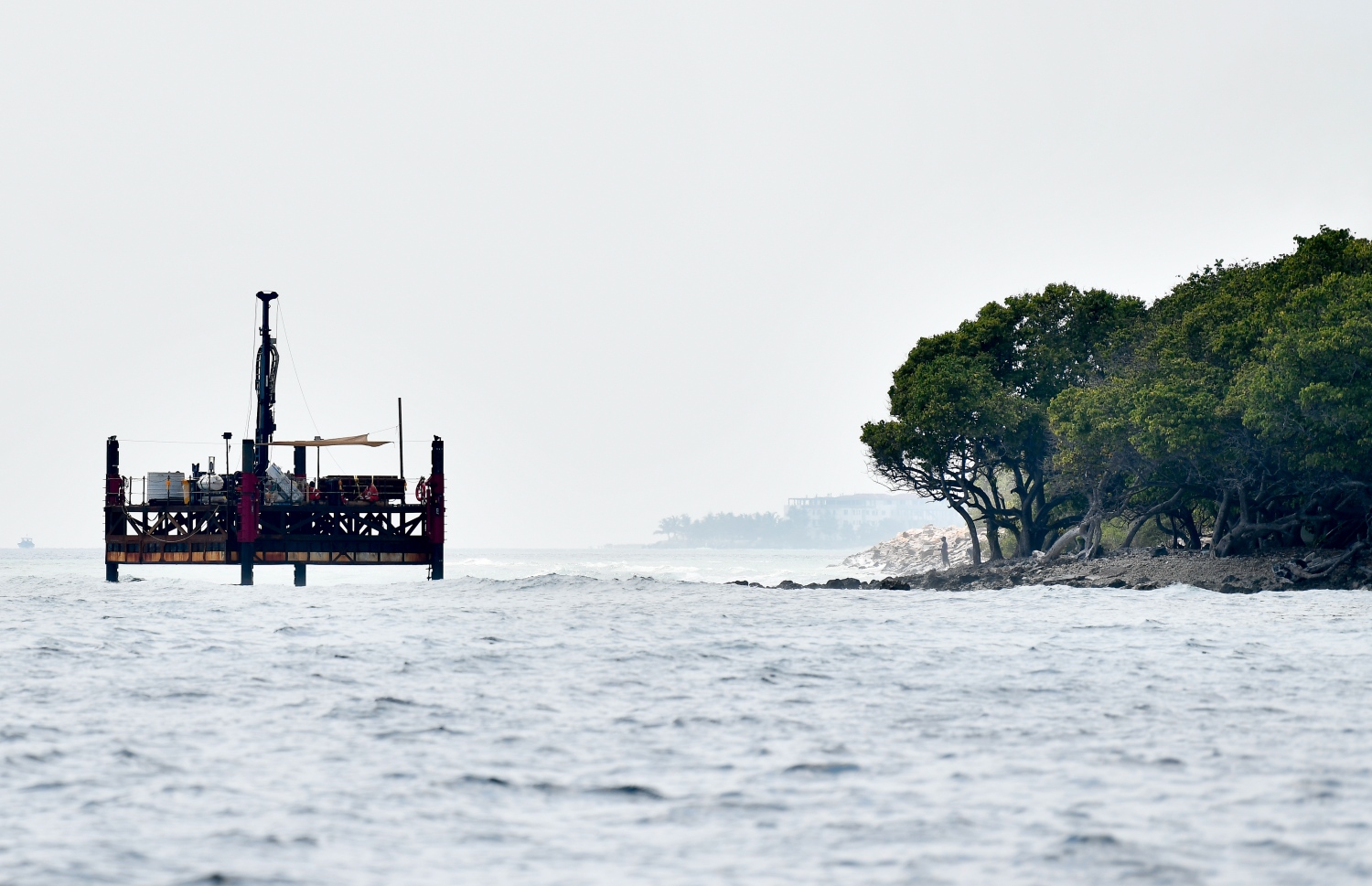 ތިލަމާލެ ބްރިޖުގެ ސާވޭއަށް ވިލިމާލެ ކައިރީ ބަހައްޓާފައި ހުރި ޕްލެޓްފޯމެއް: އެ މަޝްރޫއު އަށް ވިލިމާލޭގެ ސައިޓެއްގެ ގޮތުގައި ބޭނުންކުރަނީ އެ އަވަށުގެ ސިނައީ ސަރަހައްދު.-- ފައިލް ފޮޓޯ: ނިޝާން އަލީ/ މިހާރު