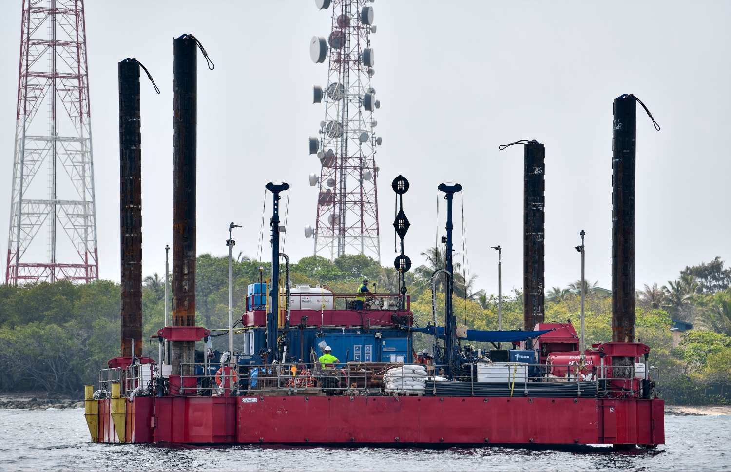 ބްރިޖް މަޝްރޫއުގެ މަސައްކަތް އެފްކޮން އިން ކުރިއަށް ގެންދަނީ. -- ފޮޓޯ: ފަޔާޒް މޫސާ | މިހާރު