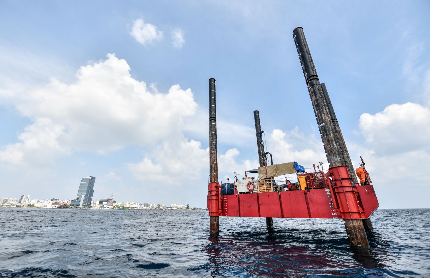 ތިލަމާލެ ބްރިޖުގެ ސާވޭއަށް ވިލިމާލެ އާއި މާލެ ދެމެދު މޫދުގައި ބަހައްޓާފައި ހުރި ޕްލެޓްފޯމެއް، މި ސާވޭގެ މަސައްކަތް ފަށައިފައި ވާތީ ބްރިޖު އަޅަން ހަމަޖެހިފައިވާ ސަރަހައްދުން ދަތުރުކުރާ ކަނޑު އުޅަނދުފަހަރު ސަމާލުވުމަށް ޓްރާންސްޕޯޓް މިނިސްޓްރީން ވަނީ އަންގާފައި-- ފޮޓޯ: ނިޝާން އަލީ/ މިހާރު