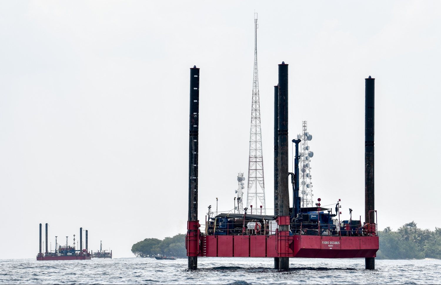 ތިލަމާލެ ބްރިޖުގެ ސާވޭއަށް ވިލިނގިއްޔާ މާލެ އާ ދެމެދު ޕްލެޓްފޯމްތަކެއް ބަހައްޓައިގެން މަސައްކަތް ކުރަނީ --. ފޮޓޯ: ނިޝާން އަލީ/މިހާރު