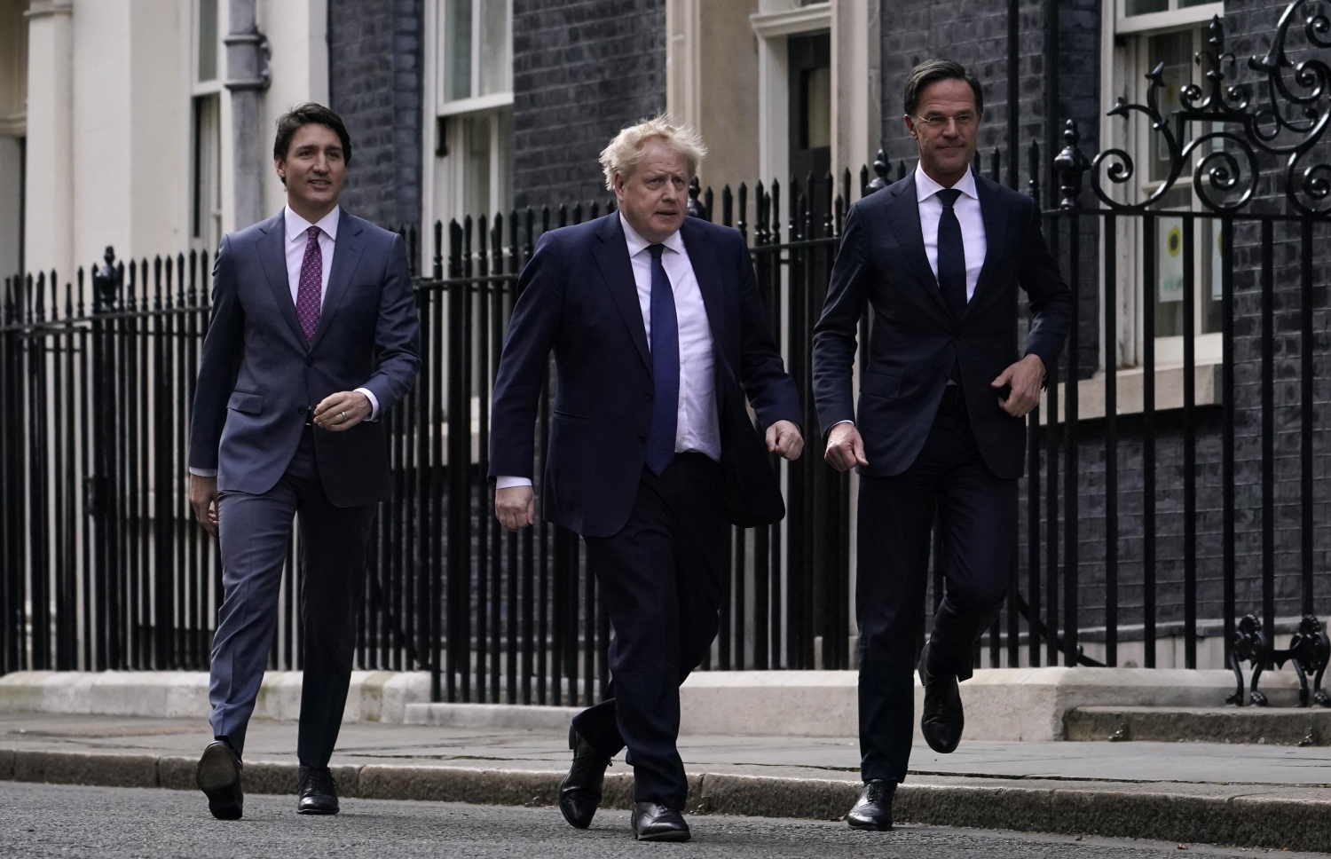 ކެނެޑާގެ ބޮޑުވަޒީރު ޖަސްޓިން ޓްރޫޑޯ (ވ) އާއި ހޮލެންޑްގެ ބޮޑުވަޒީރު މާކް ރޫޓް (ކ) އާއި އިނގިރޭސި ވިލާތުގެ ބޮޑުވަޒީރު ބޮރިސް ޖޯންސަން. --އޭއެފްޕީ