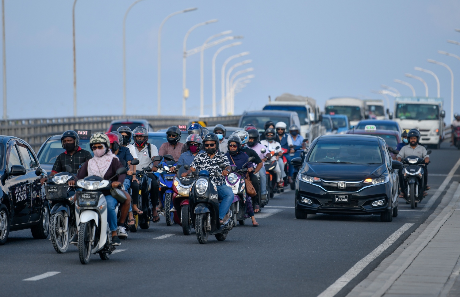 ސިނަމާލެ ބްރިޖު މަތިން ވެހިކަލް ދުއްވަނީ: އަންނަ އާދިއްތަ ދުވަހުން ފެށިގެން ޑިޖިޓަލް ޑްރައިވިން ލައިސަންސް ބޭނުންކުރަން ފަށާނެ -- ފޮޓޯ: ނިޝާން އަލީ | މިހާރު