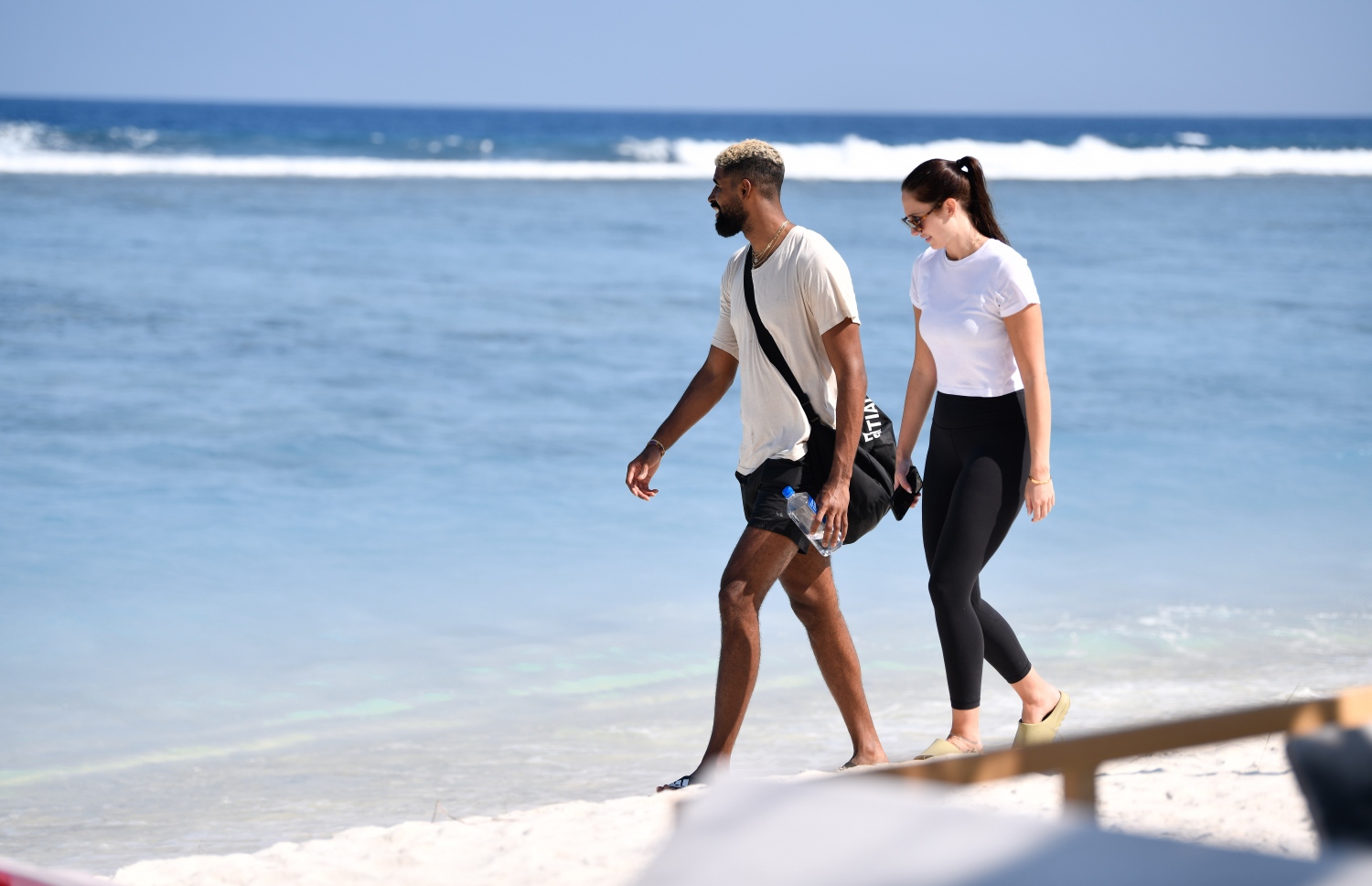 ޓޫރިސްޓުންތަކެއް ރާއްޖޭގެ ރަށެއްގެ ބީޗުގައި ހިނގާލަނީ-- ފޮޓޯ: ނިޝާން އަލީ/މިހާރު