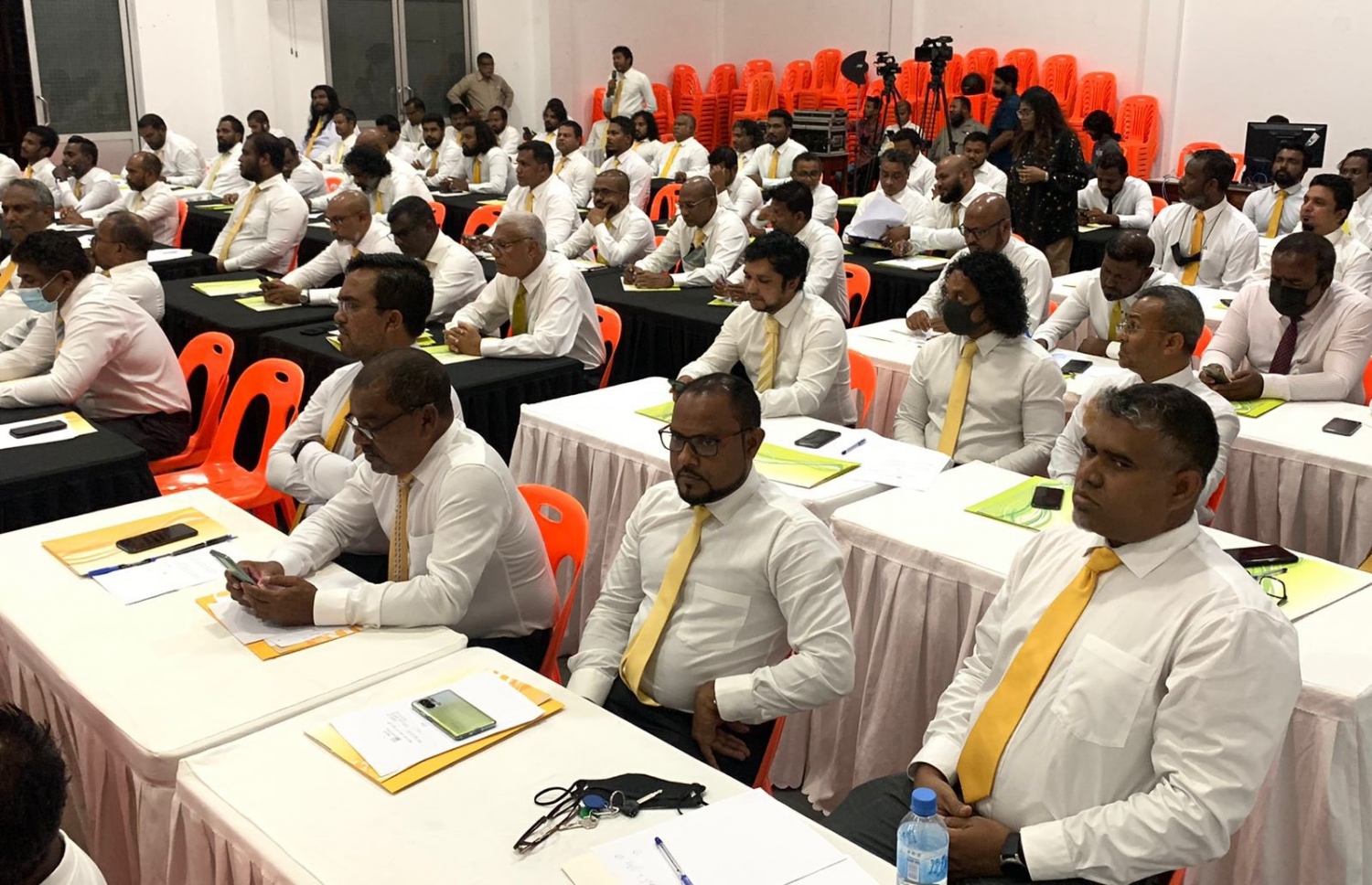 އެމްޑީޕީން ރޭ ކުރިއަށް ގެންދިޔަ ގައުމީ މަޖިލީހުގެ ޖަލްސާގައި ބައިވެރިވި މެމްބަރުން. -- ފޮޓޯ/ އެމްޑީޕީ