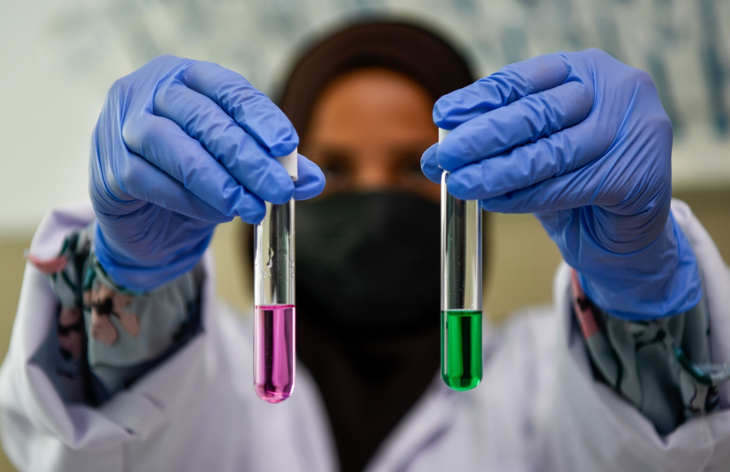 އެމްއެފްޑީއޭގެ ލެބޯޓްރީގައި ބޭސްތަކެއް ޓެސްޓުކުރަނީ.-- ފޮޓޯ: ފަޔާޒު މޫސާ/ މިހާރު