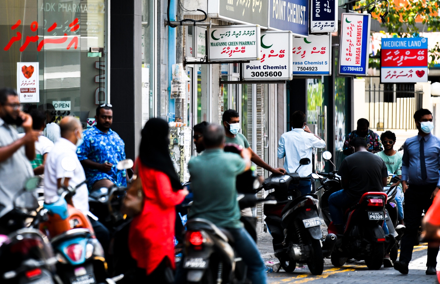 ފާމަސީތަކެއް ކައިރީގައި ބަޔަކު މަޑުކޮށްލައިގެން: ބޭސް ސިޓީއާ ނުލައި އެންޓިބަޔޮޓިކް ވިއްކުމަކީ މަނާ ކަމަކަށް ވިޔަސް ފާމަސީތަކުން އެގޮތަކަށް އަމަލެއް ނުކުރޭ.-- ފޮޓޯ: ފަޔާޒު މޫސާ/ މިހާރު