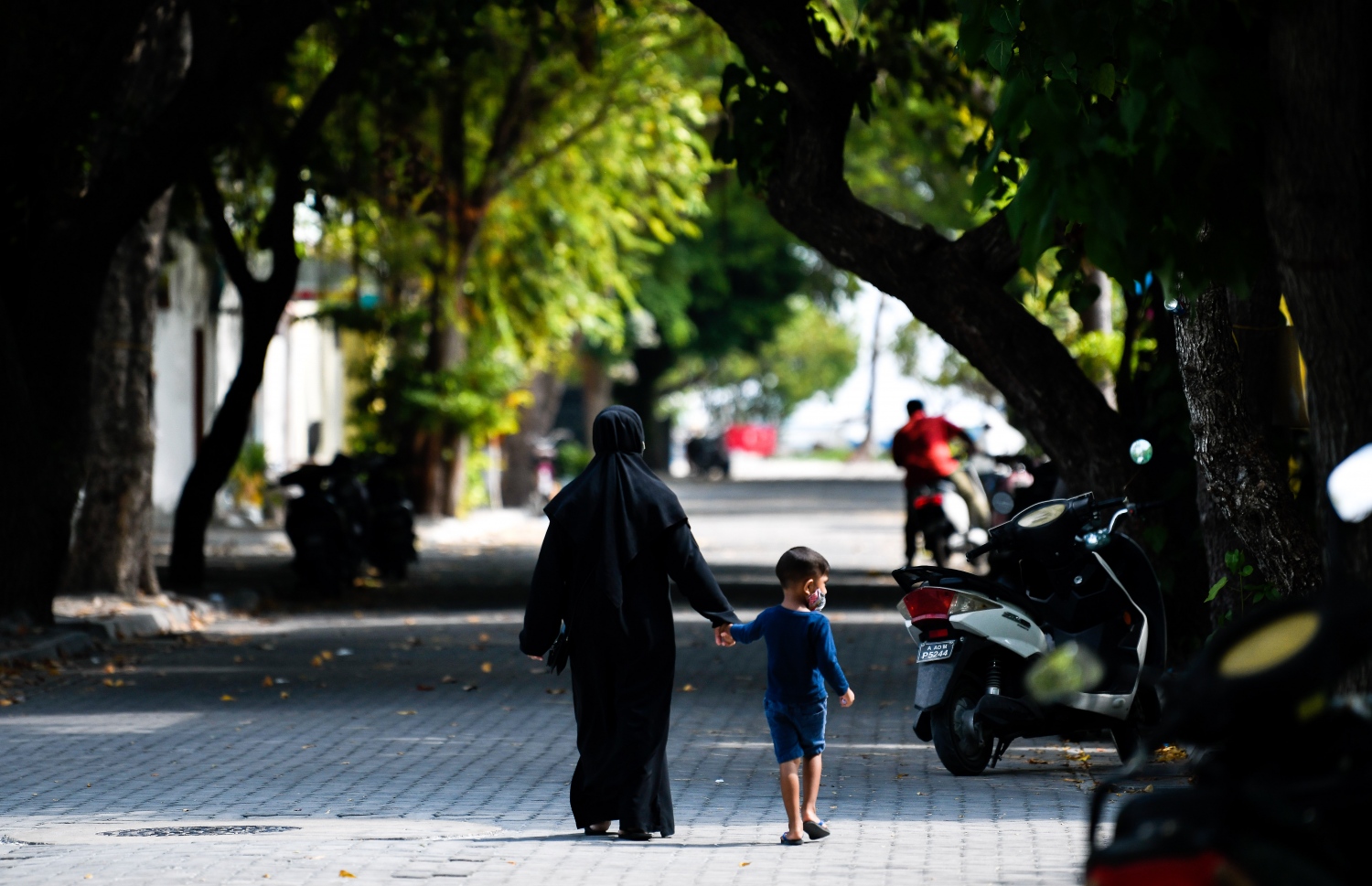ވިލިމާލޭގެ މަގެއް މަތިން އަންހެނަކު ކުޑަކުއްޖެއްގެ އަތުގައި ހިފައިގެން ހިނގާފައި ދަނީ: އެ އަވަށުގައި ބަގީގެ ހިދުމަތް މިހާރު ދެމުންދާ ގޮތާ މެދު އާންމުންގެ ޝަކުވާ ބޮޑު -- ފޮޓޯ: ފަޔާޒް މޫސާ | މިހާރު