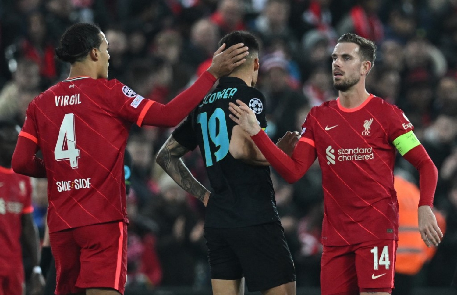 ރޭގެ މެޗަށް ފަހު ލިވަޕޫލްގެ ކެޕްޓަން ހެންޑަސަން އާއި ޑިފެންޑަރު ވާޖިލް ވެން ޑައިކް.-- ފޮޓޯ: އޭއެފްޕީ