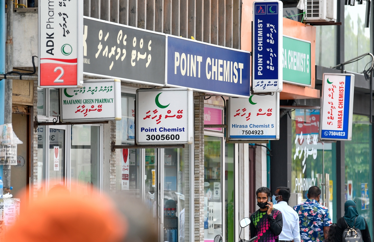 މާލޭގައި ހިންގާ ބައެއް ބޭސްފިހާރަތައް: ގިނައީ މި ސަރަހައްދުން ގެންނަ ބޭސްތައް ކަމަށް ވާއިރު ފެންވަރުގެ މައްސަލަ ބޮޑު ކަމަށް ތަޖުރިބާކާރުން ބުނޭ.--- ފޮޓޯ: ފަޔާޒު މޫސާ/ މިހާރު