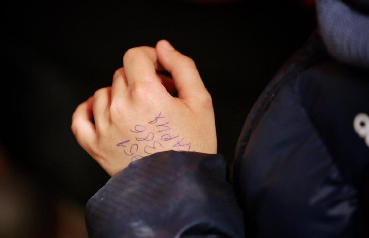 ސްލޮވާކިޔާގައި ހުރި ތިމާގެ މީހާގެ ފޯނު ނަމްބަރު ހަސަންގެ އަތުގައި ލިޔެފައި. --ފޮޓޯ: ސްލޮވާކިޔާގެ ދާޚިލީ ވުޒާރާ