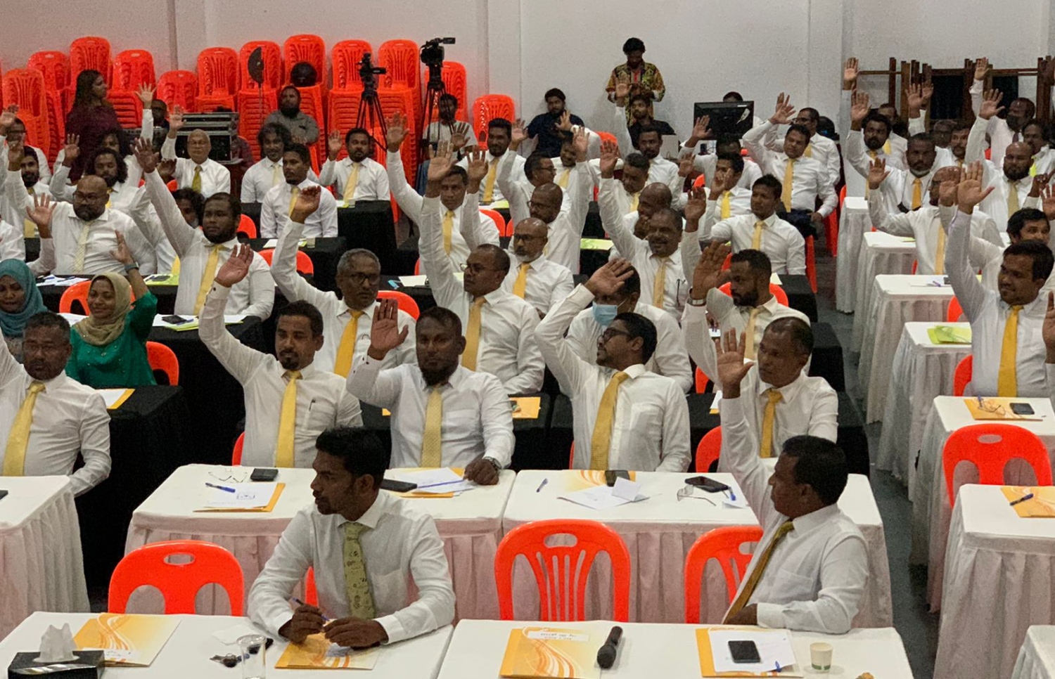 އެމްޑީޕީގެ ޗެއާޕާސަން އިންތިހާބުގެ ތާރީހާ މެދު ގޮތެއް ނިންމަން ބޭއްވި ގައުމީ މަޖިލީހުގެ ޖަލްސާ-- ފޮޓޯ: އެމްޑީޕީ