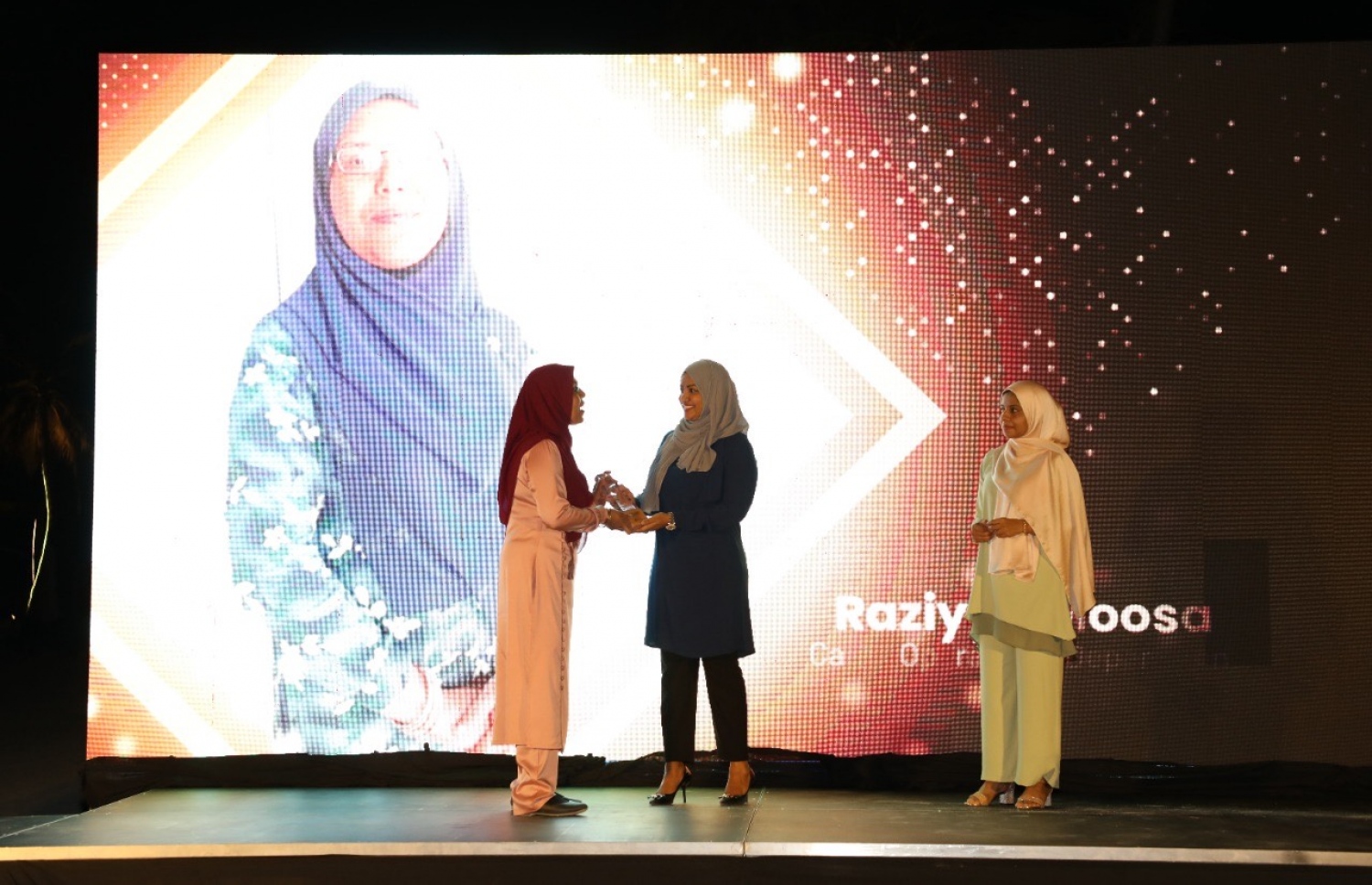 އެމްޕީއެލަށް އެންމެ ދިގު މުއްދަތަކަށް ހިދުމަތް ކޮށްދީފައިވާ ރަޒިއްޔާ މޫސާ (ވ) އާ ޓްރާންސްޕޯޓް މިނިސްޓަރު އައިޝަތު ނަހުލާ އެވޯޑު ހަވާލު ކުރައްވަނީ-- ފޮޓޯ: އެމްޕީއެލް