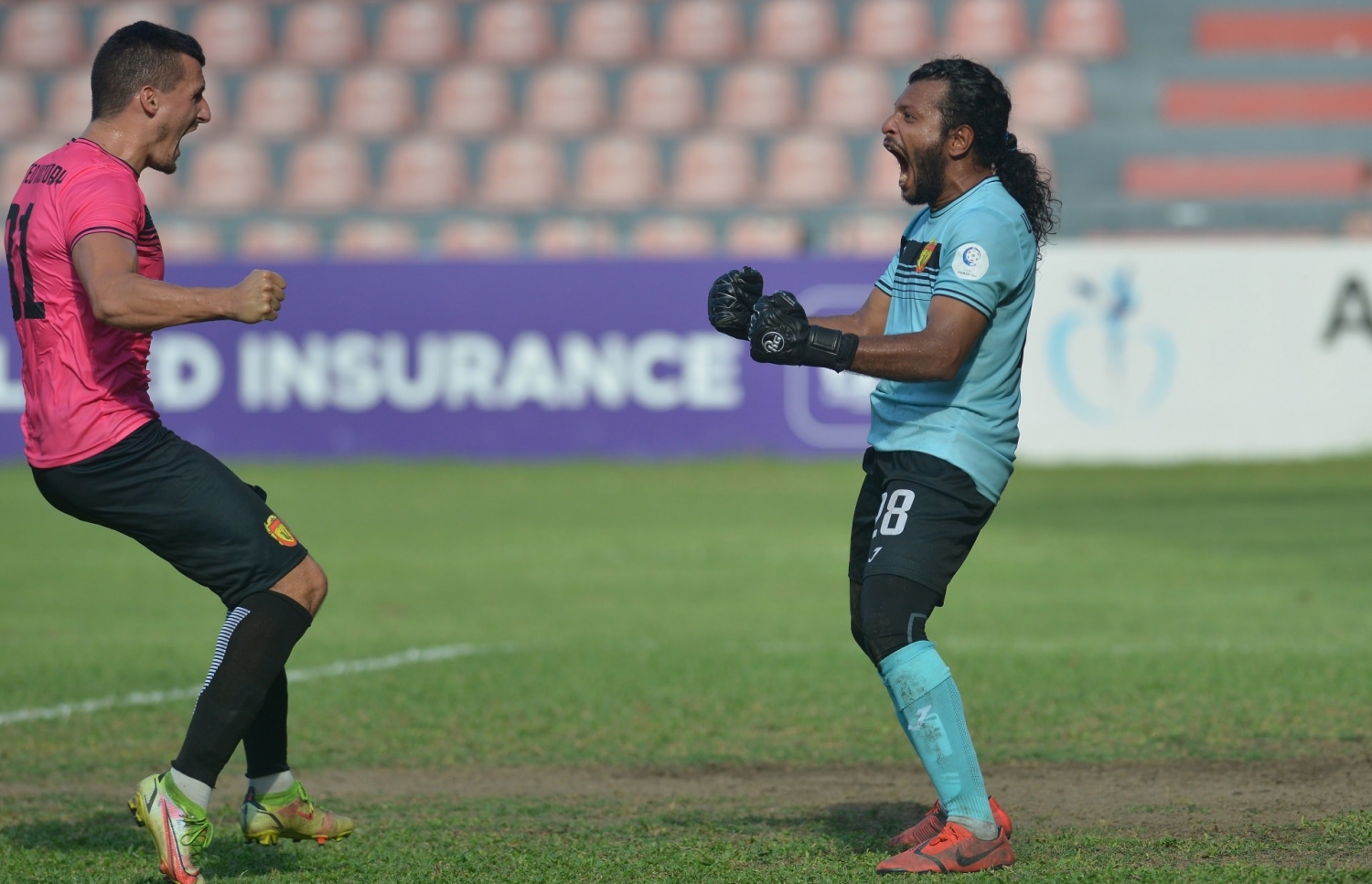 މާޒިޔާގެ ކޯނޭ ޖެހި ޕެނަލްޓީ ދިފާއު ކުރުމަށް ފަހު ޔޫވީގެ ކީޕަރު އަނަފް (ކ) އާއި ޑިފެންޑަރު މިލޯސް އުފާފާޅު ކުރަނީ: ދިވެހި ޕްރިމިއާ ލީގުގައި މާޒިޔާ ކޮޅަށް ފުރަތަމަ ލަނޑު ޖެހި ޓީމަކީ ޔޫވީ --- ފޮޓޯ: އެފްއޭއެމް