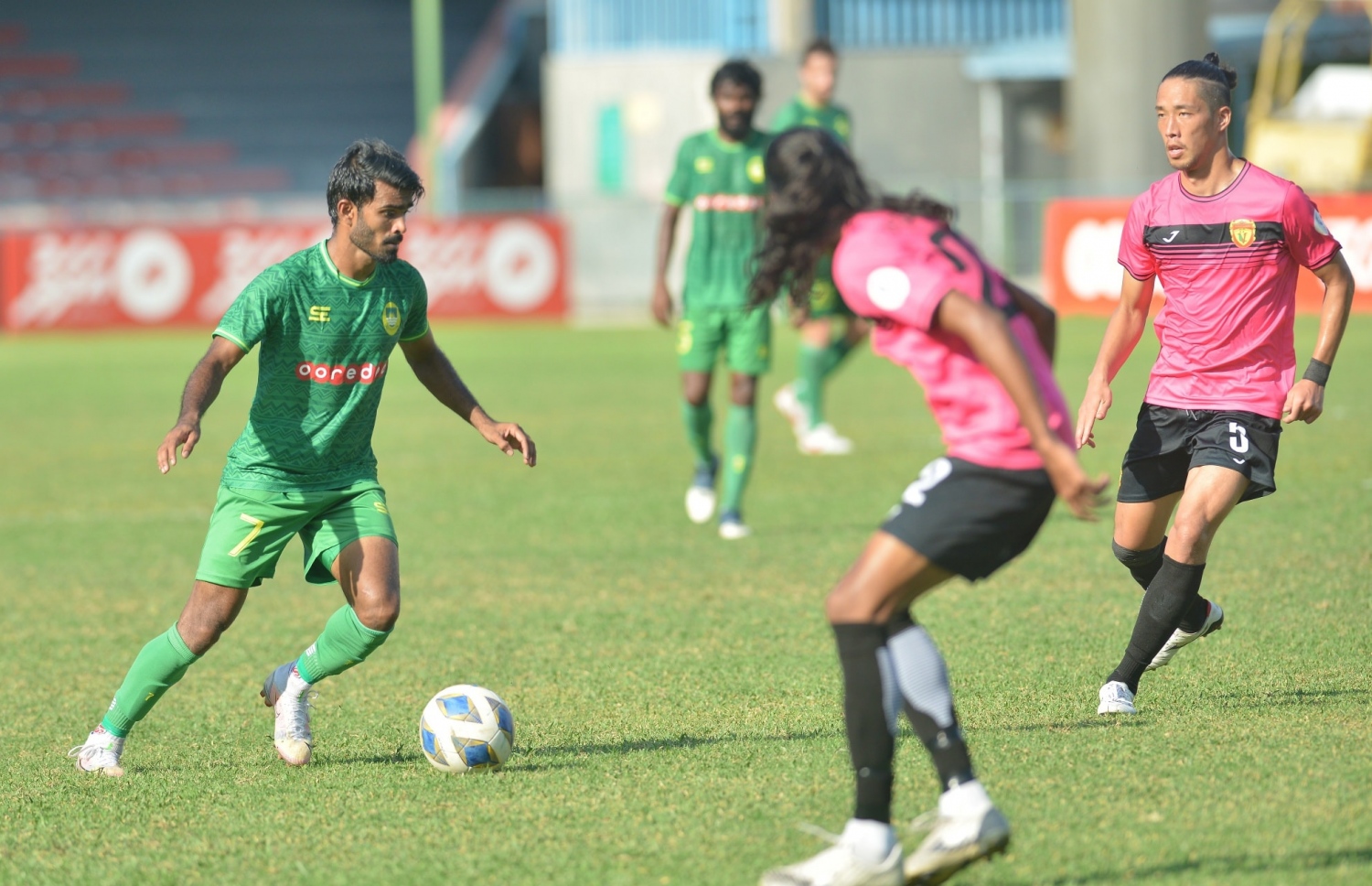 މާޒިޔާ އާއި ޔޫވީ ކުޅުނު މެޗުގައި މާޒިޔާގެ އިއްބެ ބޯޅަ ހިފައިގެން ދާން މަސައްކަތް ކުރަނީ: މާޒިޔާއިން ދަނީ ހުރިހާ މެޗަކުން މޮޅުވުމުގެ ރޭހުގައި ހިފަހައްޓަމުން --- ފޮޓޯ: އެފްއޭއެމް