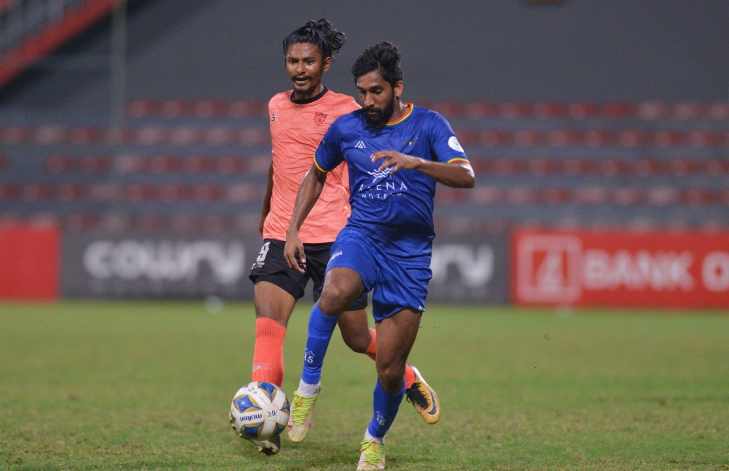 ގްރާންޑޭ އާއި އީގަލްސް މިރޭ ކުޅުނު މެޗުގެ ތެރެއިން: އީގަލްސް ވަނީ މެޗުން މޮޅުވެ ތިންވަނަ އަށް ޖެހިލާފަ --- ފޮޓޯ: އެފްއޭއެމް