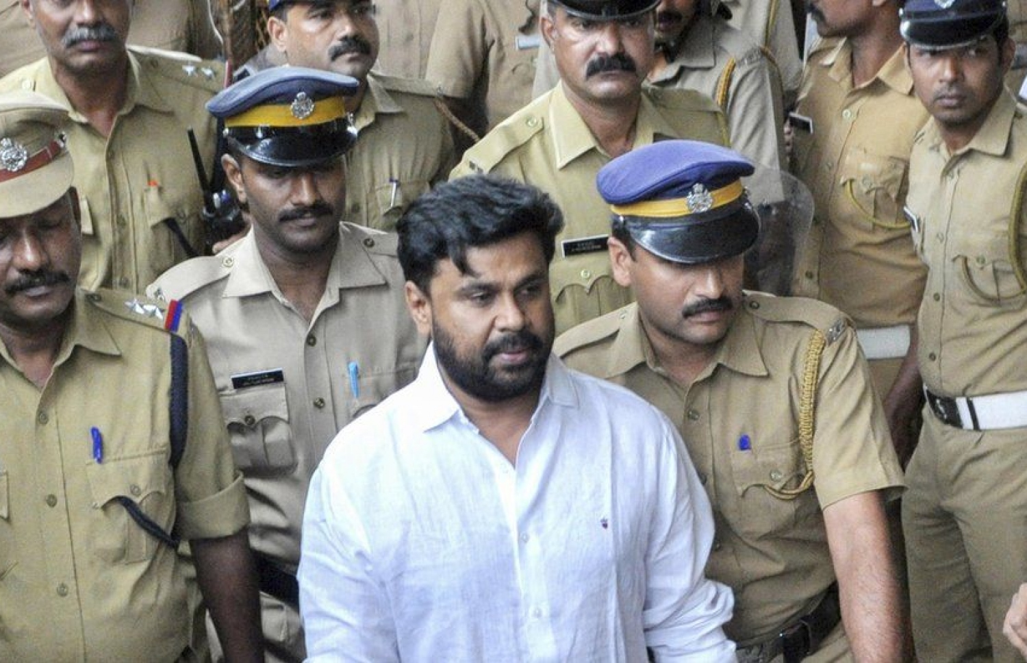 ބާވަނާ މެނަން ރޭޕްކުރި މައްސަލައިގައި ބައިވެރިވާ ކަމުގެ ތުހުމަތުގައި ހައްޔަރުކުރި ދެކުނު އިންޑިއާގެ އެކްޓަރު ދިލީޕް.--