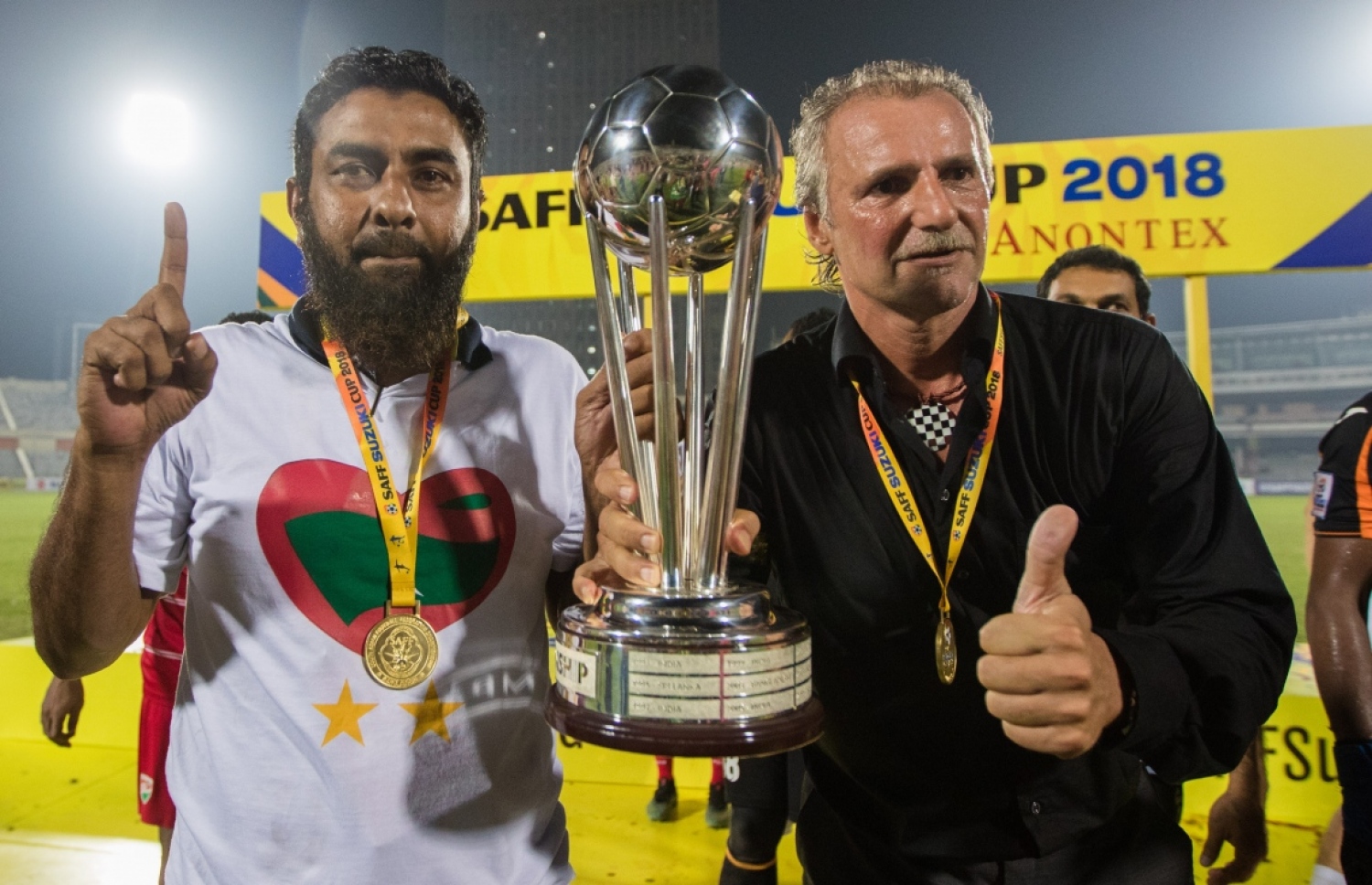 ގައުމީ ފުޓުބޯޅަ ޓީމުގެ ކުރީގެ ކޯޗް ޕީޓާ ޝެގަޓް އާއި މޯ ފޮޓޯ އަކަށް ހުއްޓިލައިގެން: ދިވެހި ޕްރިިއާ ލީގުގެ ކޯޑިނޭޓަރު މަގާމު އަދާކުރުމުގައި ގައުމީ ޓީމުގައި ކުރި މަސައްކަތް އޭނާ އަށް މުހިންމު އެހީއަކަށް ވާނެ ކަމަށް މޯ ބުނޭ