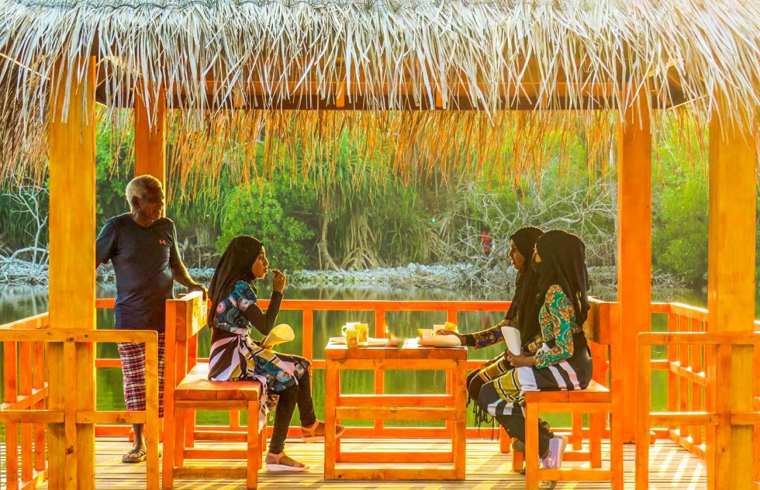 މޮޅަދޫގައި ހުޅުވި ޕާކުގެ ކުޅި ބަލާ ޕްލެޓްފޯމުގައި ބަޔަކު މަޑުކޮށްލައިގެން-- ފޮޓޯ: