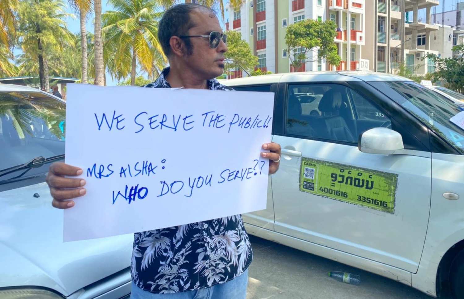 ޓެކްސީ ޑްރައިވަރުންގެ އިހުތިޖާޖުގައި ބައިވެރިވަނީ: ޓެކްސީގައި މީޓަރު ހަރުކުރެވެންދެން އަގުތައް އުފުލައިދޭން ޑްރައިވަރުން އެދޭ-- ފޮޓޯ: ފަޔާޒު މޫސާ/ މިހާރު