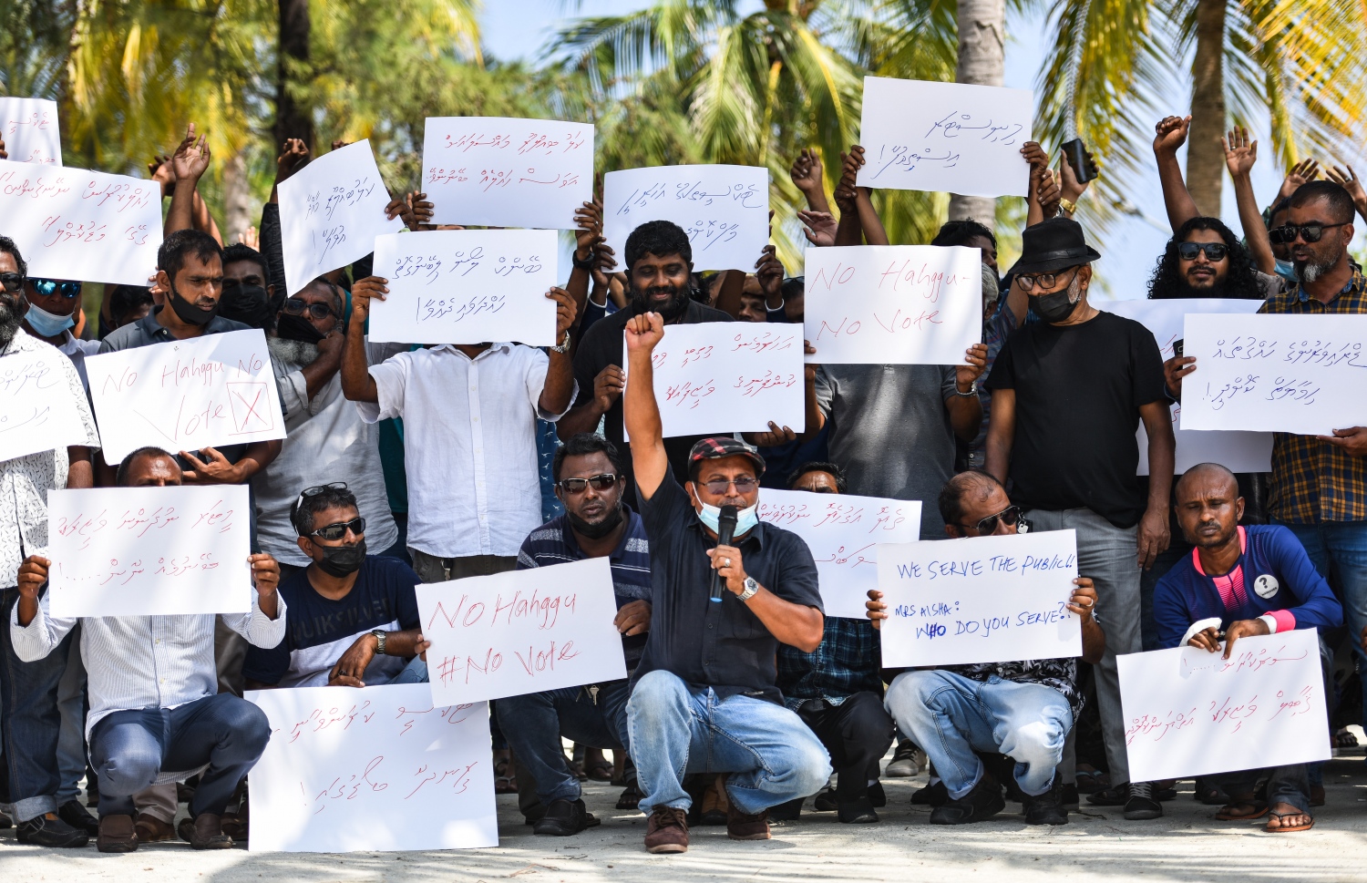 ޓެކްސީ ދަތުރުތަކުގެ އަގު ސަރުކާރުން މުރާޖައާ ކޮށްނުދޭތީ، ޑްރައިވަރުން ދަތުރުތައް ހުއްޓާލާފައި ހުޅުމާލޭގެ ރުއްގަނޑު ދޭއް ސަރަހައްދުގައި ޕޯސްޓަރުތައް ހިފައިގެން އިހުތިޖާޖު ކުރަނީ.---ފޮޓޯ: ފަޔާޒު މޫސާ/ މިހާރު