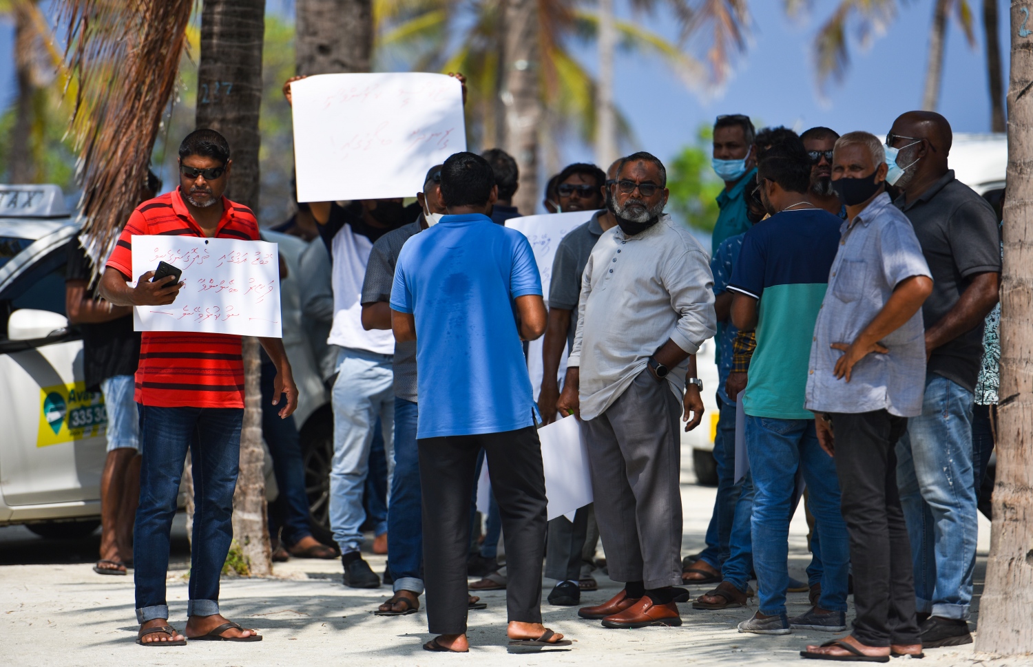 ހުޅުމާލޭގެ ރުއްގަނޑު ދޭއް ސަރަހައްދުގައި ޓެކްސީ ޑްރައިވަރުން އިހުތިޖާޖުގައި: ތެލުގެ ވަރަށް ކައިރިކައިރީގައި އުފުލެމުންދާއިރު ޓެކްސީ ދަތުރުތަކުގެ އަގު ވެސް މުރާޖައާ ކުރަން ޖެހޭނެ ކަމަށް އެ މީހުން ދެކޭ.---ފޮޓޯ: ފަޔާޒު މޫސާ/ މިހާރު
