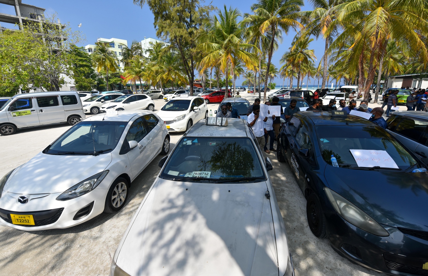 ޓެކްސީ ދަތުރުތަކުގެ އަގު ސަރުކާރުން މުރާޖައާ ކޮށްނުދޭތީ، ޑްރައިވަރުން ދަތުރުތައް ހުއްޓާލާފައި ހުޅުމާލޭގެ ރުއްގަނޑު ދޭއް ސަރަހައްދުގައި ކާރުތައް ޕާކްކޮށްގެން އިހުތިޖާޖު ކުރަނީ.---ފޮޓޯ: ފަޔާޒު މޫސާ/ މިހާރު