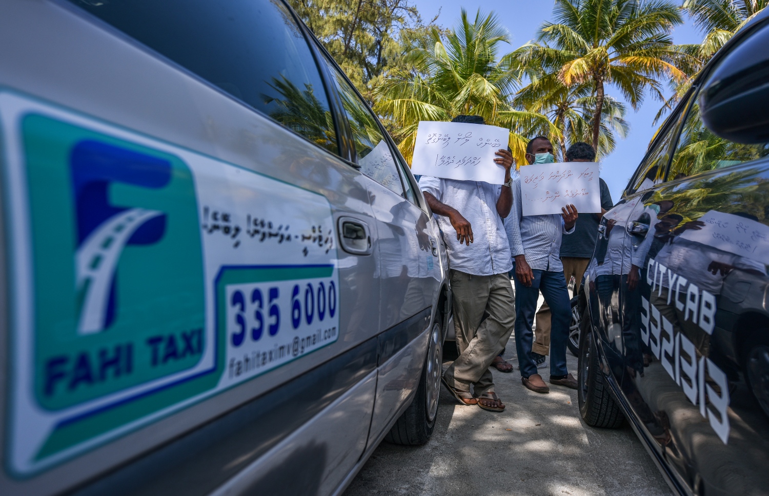 ޓެކްސީ ދަތުރުތަކުގެ އަގު ސަރުކާރުން މުރާޖައާ ކޮށްނުދޭތީ، ޑްރައިވަރުން ދަތުރުތައް ހުއްޓާލާފައި ހުޅުމާލޭގެ ރުއްގަނޑު ދޭއް ސަރަހައްދުގައި ކާރުތައް ޕާކްކޮށްގެން އިހުތިޖާޖު ކުރަނީ.---ފޮޓޯ: ފަޔާޒު މޫސާ/ މިހާރު