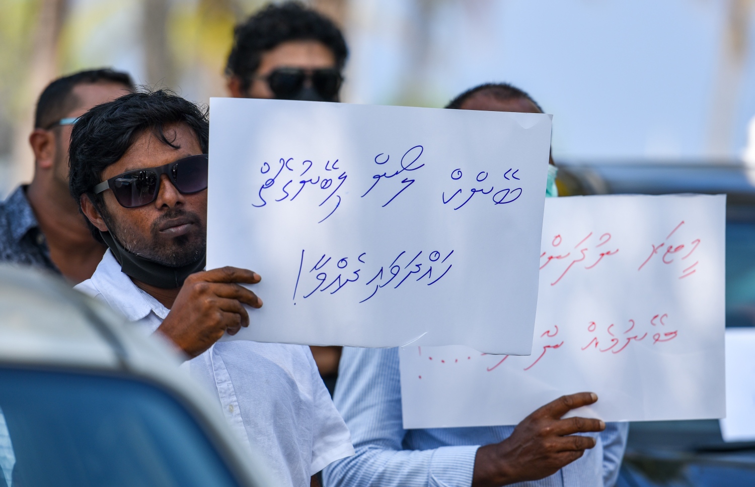 ޓެކްސީ ދަތުރުތައް ހުއްޓާލުމަށް ފަހު، ޑްރައިވަރުން ކަންބޮޑުވުންތައް ލިޔެފައިވާ ޕޯސްޓަރުތައް ހިފައިގެން އިހުތިޖާޖުކުރަނީ.--- ފޮޓޯ: ފަޔާޒު މޫސާ/ މިހާރު
