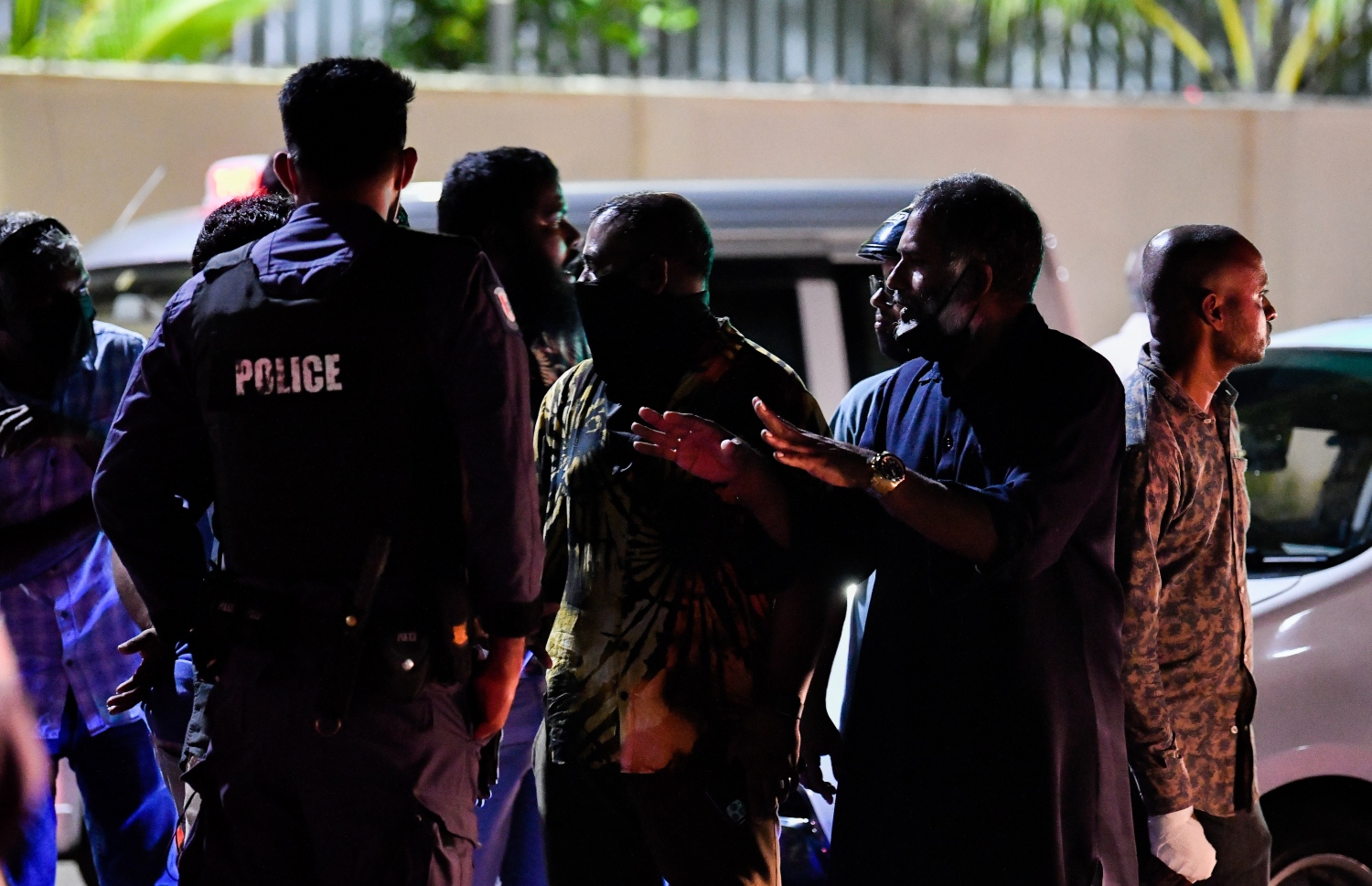 ހުޅުމާލެ އިން ބްރިޖް ސަރަހައްދުގެ ޓްރެފިކް ހަމަޔަކަށް އަޅަން އުޅުނު ފުލުހުންނާ ބައެއް ޑްރައިވަރުން ވާހަކަ ދައްކަނީ: ޓްރެފިކް މައިތިރިކޮށް، އާންމު ހާލަތަކަށް އަޅުވަން ދެ ގަޑިއިރަށް ވުރެ ގިނައިރު ނެގި.---ފޮޓޯ: ފަޔާޒު މޫސާ/ މިހާރު