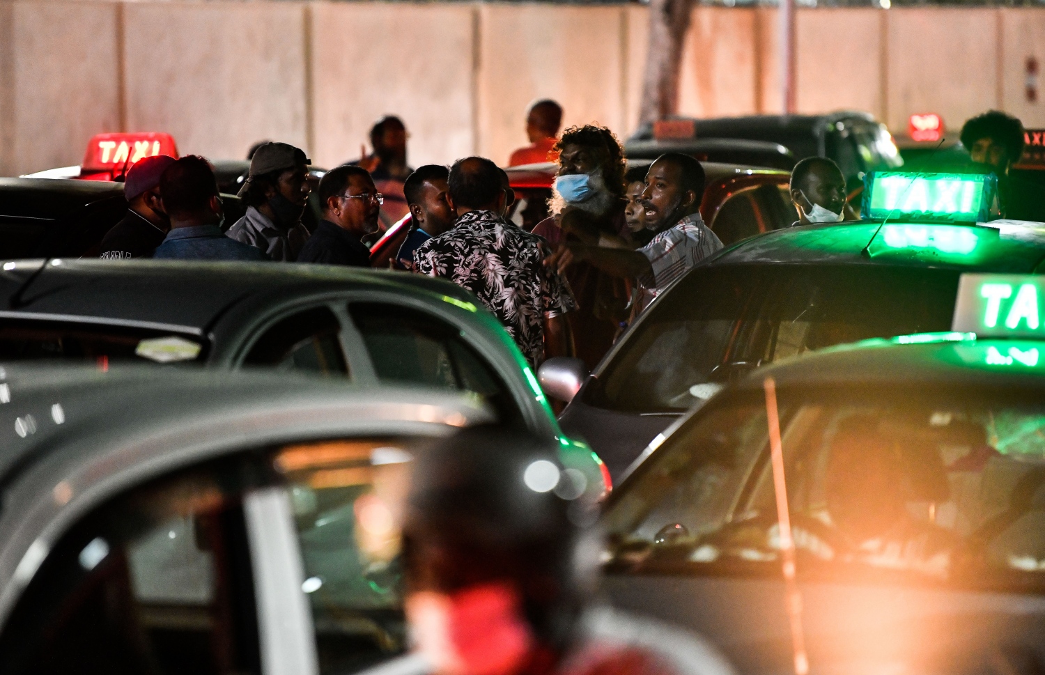 ޓެކްސީ ދަތުރުތަކުގެ އަގު ބޮޑުނުކޮށްދީގެން މިދިޔަ މާޗު މަހު ހުޅުމާލޭގައި ޓެކްސީ ޑްރައިވަރުން ކުރި މުޒާހަރާ -- ފޮޓޯ: ފަޔާޒް މޫސާ | މިހާރު