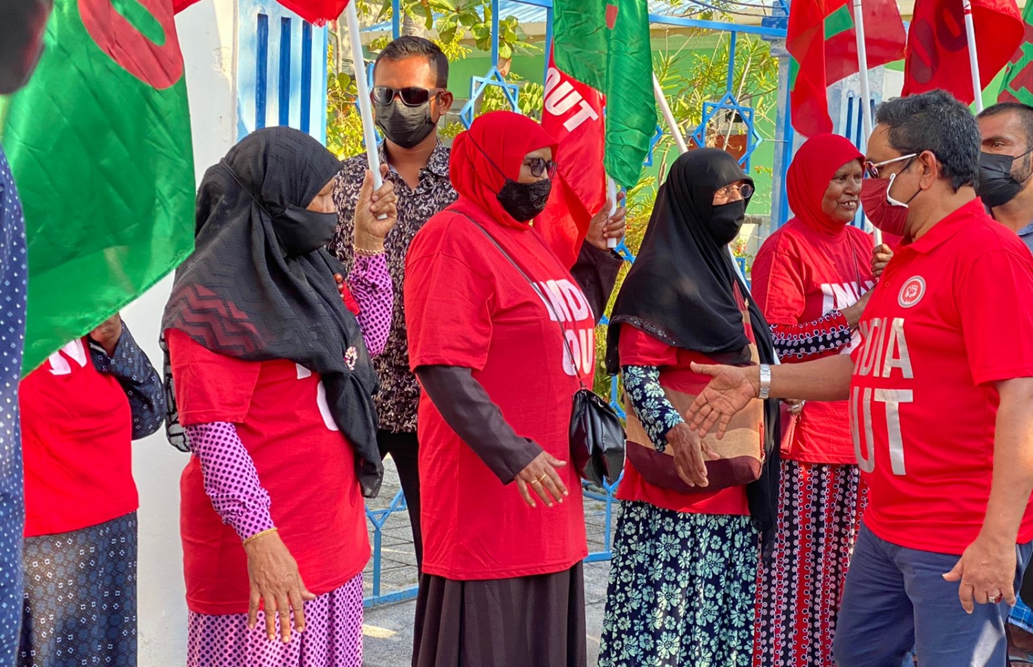 ޔާމީން މަހިބަދުއަށް ވަޑައިގެން ސަޕޯޓަރުންނާ ސަލާމް ކުރައްވަނީ --- ފޮޓޯ/ޕީޕީއެމް