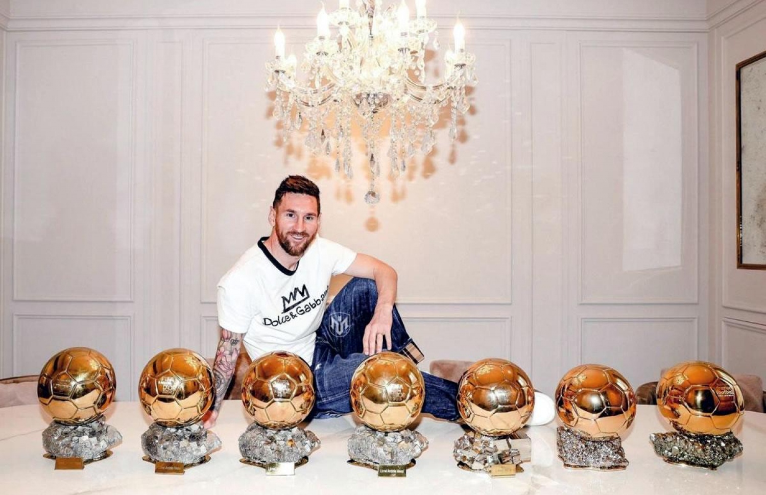 މެސީ އޭނާގެ ހަތް ބެލޮންޑިއޯ އެވޯޑާ އެކު.