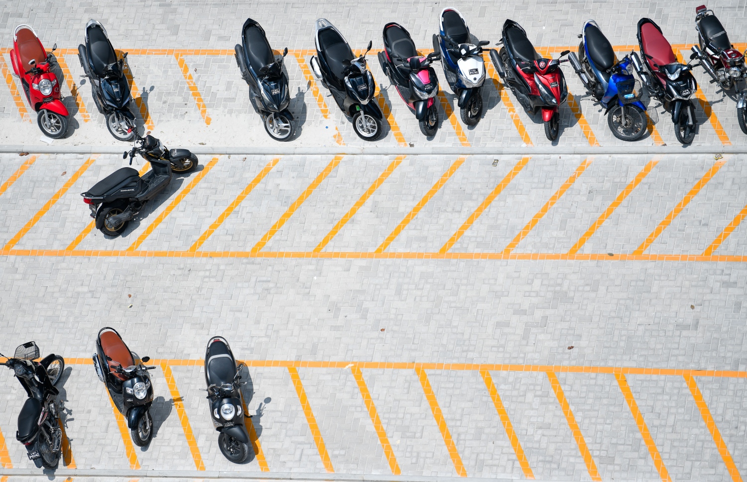 މިއީ ހިޔާ ފްލެޓްގައި ހަދާފައިވާ ޕާކިން ޒޯނެއް: އެކަމަކު ޕާކިން ޒޯންތަކުގައި ސައިކަލް ޕާކުކުރާލެއް މަދު. ކޮންމެ މީހަކު ވެސް ސައިކަލް އާންމުކޮށް ޕާކްކުރަނީ އެ މީހަކު ދިރިއުޅޭ ފްލެޓާ އެންމެ ކައިރިން މަގުގެ އަރިމަތީގައި.