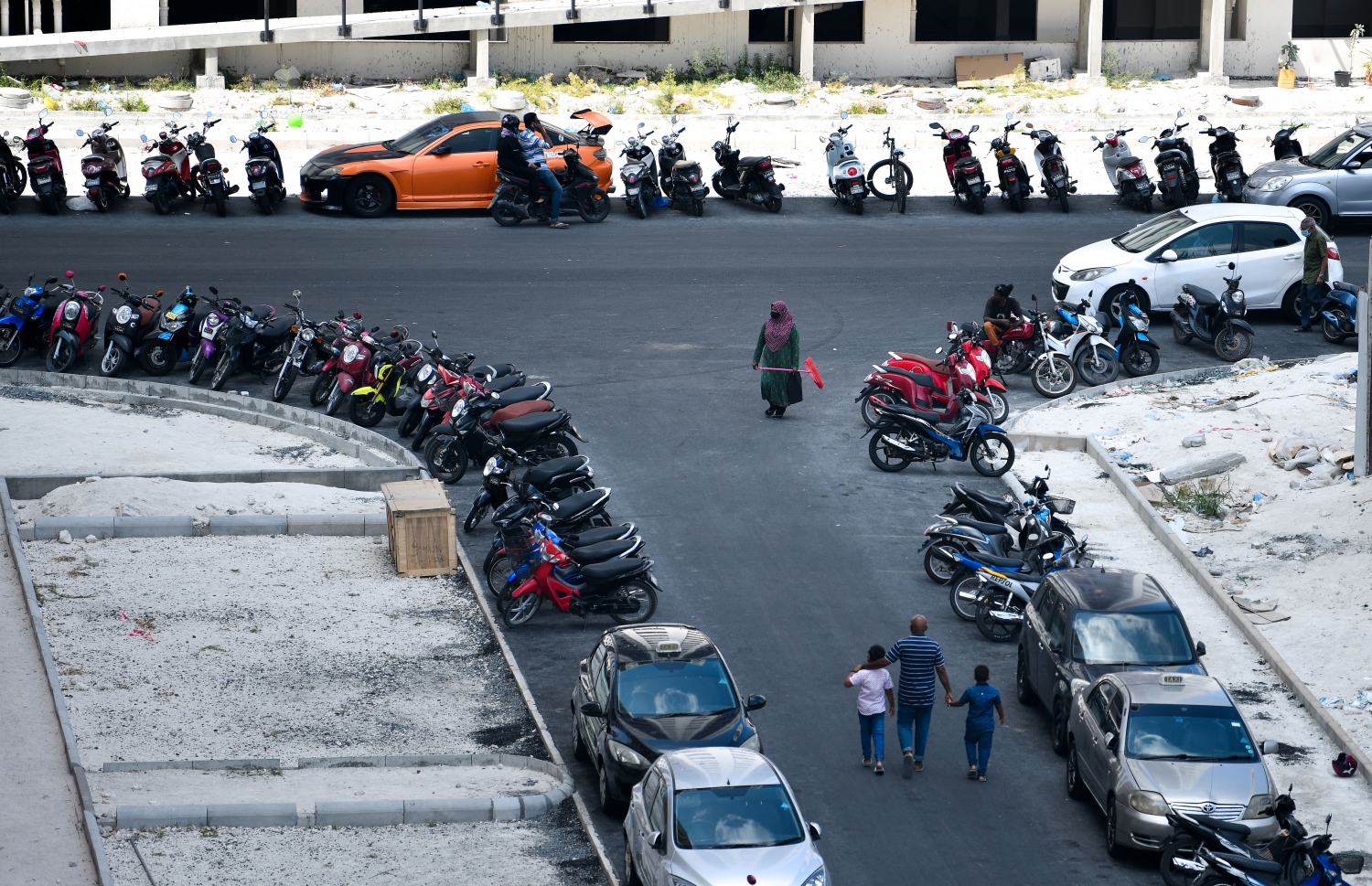 ހިޔާ ފްލެޓްގެ މަގެއްގެ އަރިމަތީގައި ޕާކުކޮށްފައި: މާލެއެކޭ އެއްގޮތަށް މި ސަރަހައްދުގައި ވެސް ގަވައިދާހިލާފަށް ޕާކު ކުރުމުގެ މައްސަލަތައް ބޮޑު. އޭގެ ސަބަބުން ދުއްވަ އެއްޗިއްސާއި ހިނގާ މީހުންނަށް ވެސް ވަރަށް ބޮޑެތި އުނދަގޫތަކެއް ވަނީ ކުރިމަތިވެފައި.