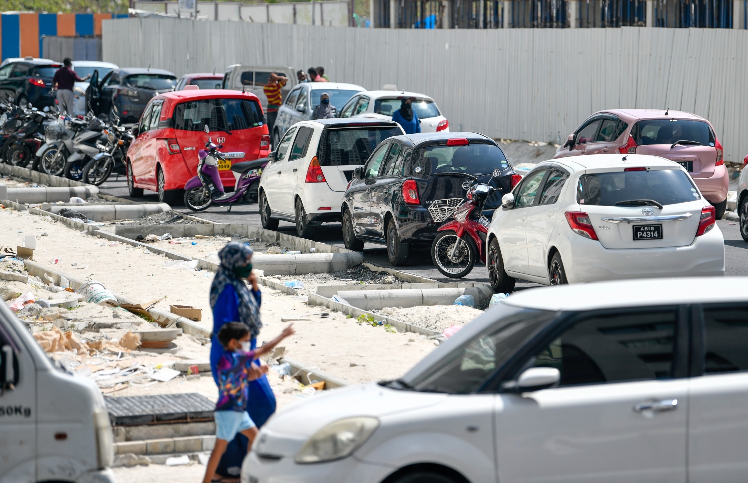 ހިޔާ ފްލެޓް ސަރަހައްދުގައި ކާރުތަކެއް ޕާކުކޮށްފައި: އެ ސަރަހައްދު އޮންނަނީ ވެހިކަލްތަކުން ތޮއްޖެހިފައި. ޓަވަރުތަކުގައި އުޅޭ މީހުން ބުނާ ގޮތުން ކުރިމަގުގައި ވެސް މެނޭޖްކުރަން އެންމެ ބޮޑަށް އުނދަގޫ ވާނެ އެއް ކަމަކީ ޕާކިންގެ މައްސަލަ.