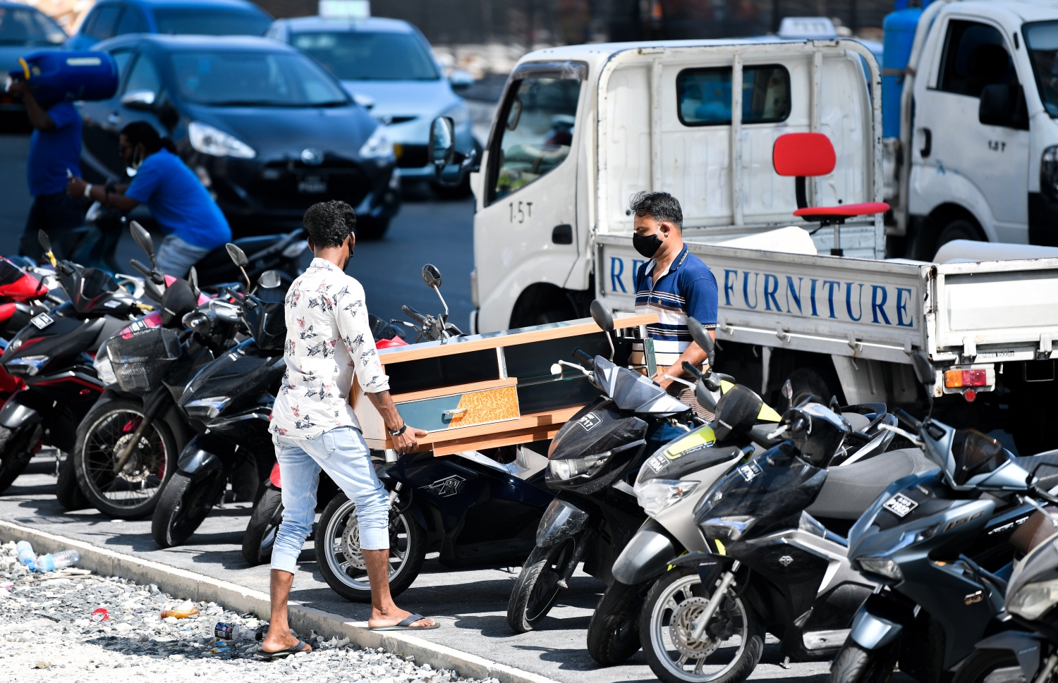 ހިޔާ ފްލެޓްގައި މީހަކު މުދ އުފުލަނީ: މަގުތައް ހަނިވެފައި މަގުގެ ދެ ފަރާތުގައި ވެހިކަލް ޕާކުކުރަން ފަށާފައިވާތީ އެހެން މީހުންނަށް އޭގެ ދަތިތައް ދަނީ އިންތިހާ އަށް ފޯރަމުން. ފްލެޓްތަކުގައި ދިރިއުޅޭ ބައެއް މީހުން ބުނާ ގޮތުން މަގުމަތީގައި ޕާކު ކުރުމުން ވަރަށް ބޮޑެތި ދަތިތައް ދިމާވޭ.