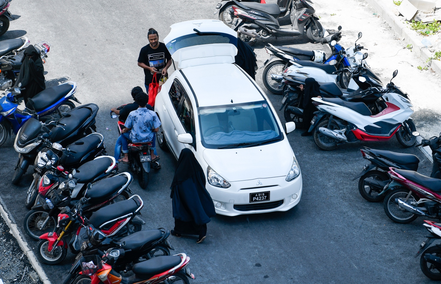 މަގުގެ ދެ ފަރާތުގައި ވެހިކަލްތައް ޕާކު ކުރުމަކީ ހިޔާ ފްލެޓް ސަރަހައްދުގައި ގިނަ ބަޔަކަށް ދަތިވާ ކަމެއް. ފްލެޓް ސަރަހައްދުގެ އެތެރޭގައި ހުރި މަގުތައް ވަރަށް ހަނި ކަމުން އެ މަގުތަކުގައި ޕާކު ކޮށްފިއްޔާ އެއްޗެހި ދުއްވަން އޮންނަނީ ވަރަށް ކުޑަ ތަންކޮޅެއް.